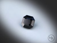 Vidéo d’un Spinelle noir naturel carré à pans coupés facetté de 2.87 ct, de couleur noire opaque, pierre précieuse tournant sur un fond gris clair.