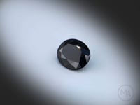 Vidéo d’un Spinelle noir naturel ovale facetté de 4.30 ct, originaire de Thaïlande, de couleur noir opaque, pierre précieuse tournant sur un fond gris clair.