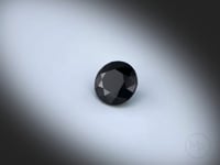 Spinelle Noir naturel de 1.89 ct originaire de Thaïlande, de forme ronde et facettée, révélant une surface noire opaque aux reflets lumineux, en rotation sur fond gris clair.