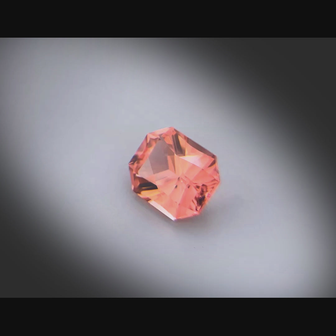 Vidéo d’une tourmaline rectangle à pans coupés facettée 3,34ct, couleur rose-orangé soutenu, non traitée, origine Congo