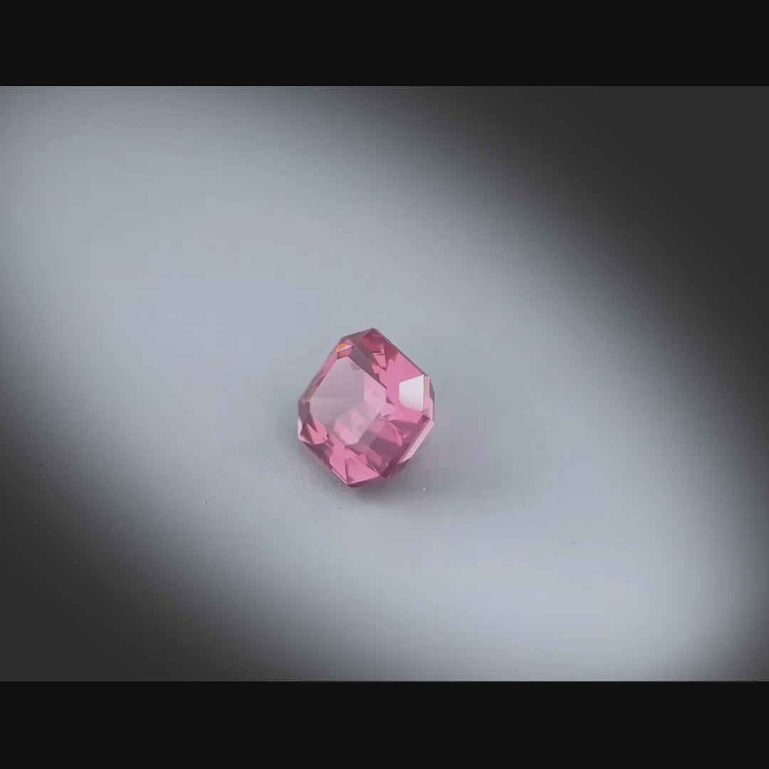 Vidéo d’un spinelle rose rectangle à pans coupés facetté 1,40ct, teinte rose-violet soutenu, inclusions légères, provenance Tanzanie