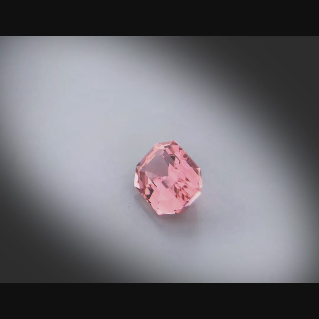 Vidéo d’une tourmaline rose rectangle facettée 2,46ct, couleur rose-brun soutenu, non traitée, origine Congo
