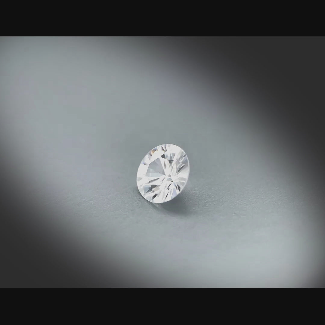 Vidéo d’un zircon incolore rond facetté 1,78ct, pureté parfaite, origine Tanzanie