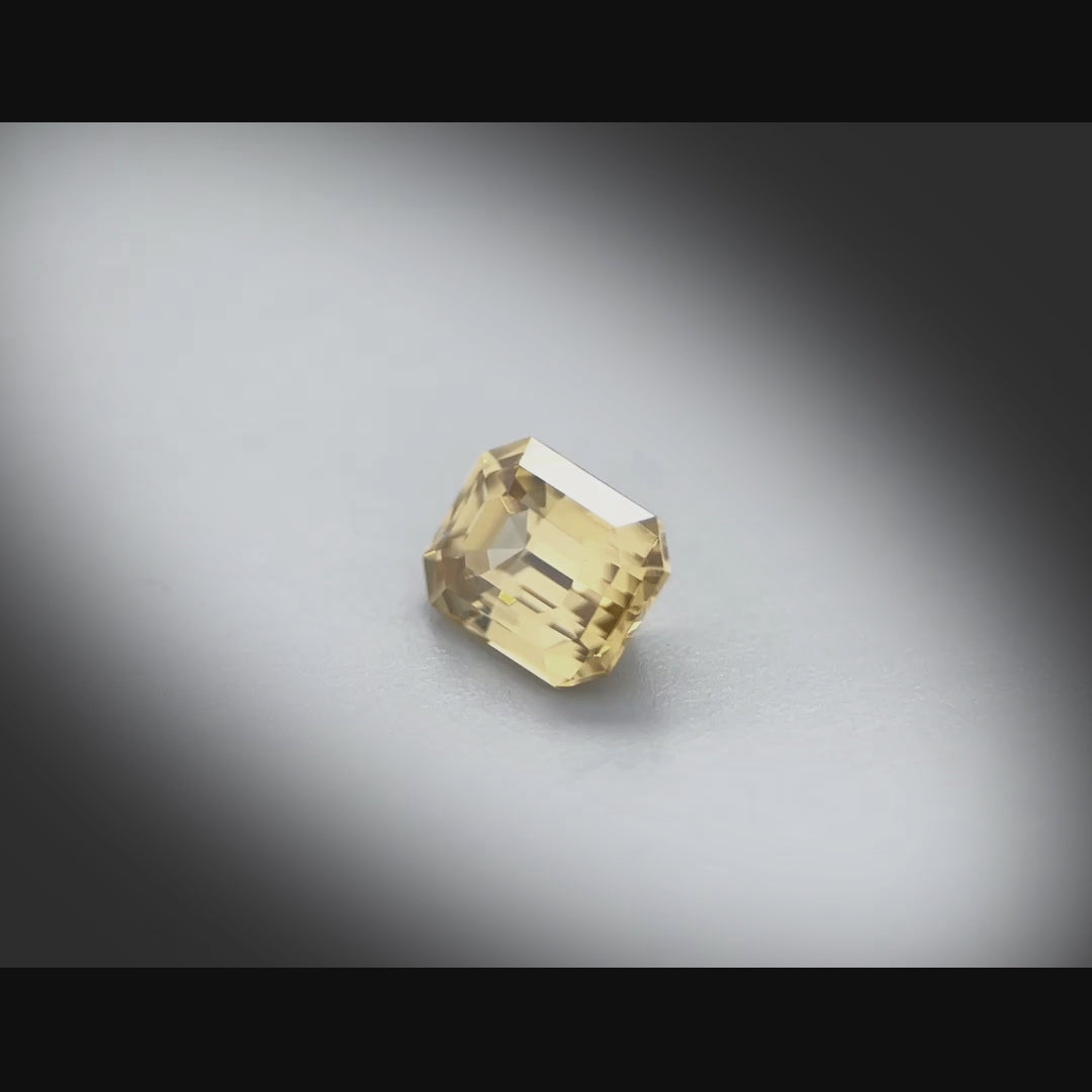 Vidéo d’un zircon jaune-brun rectangle à pans coupés facetté 3,53ct, aspect jaune-brun prononcé, pureté très légèrement incluse, provenant du Sri Lanka