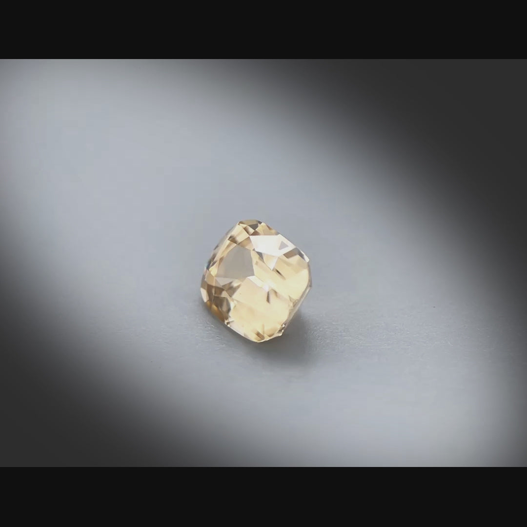Vidéo d’un zircon coussin rectangle facetté 3,41ct, teinte brun-jaune très légère, pureté parfaite, origine Tanzanie