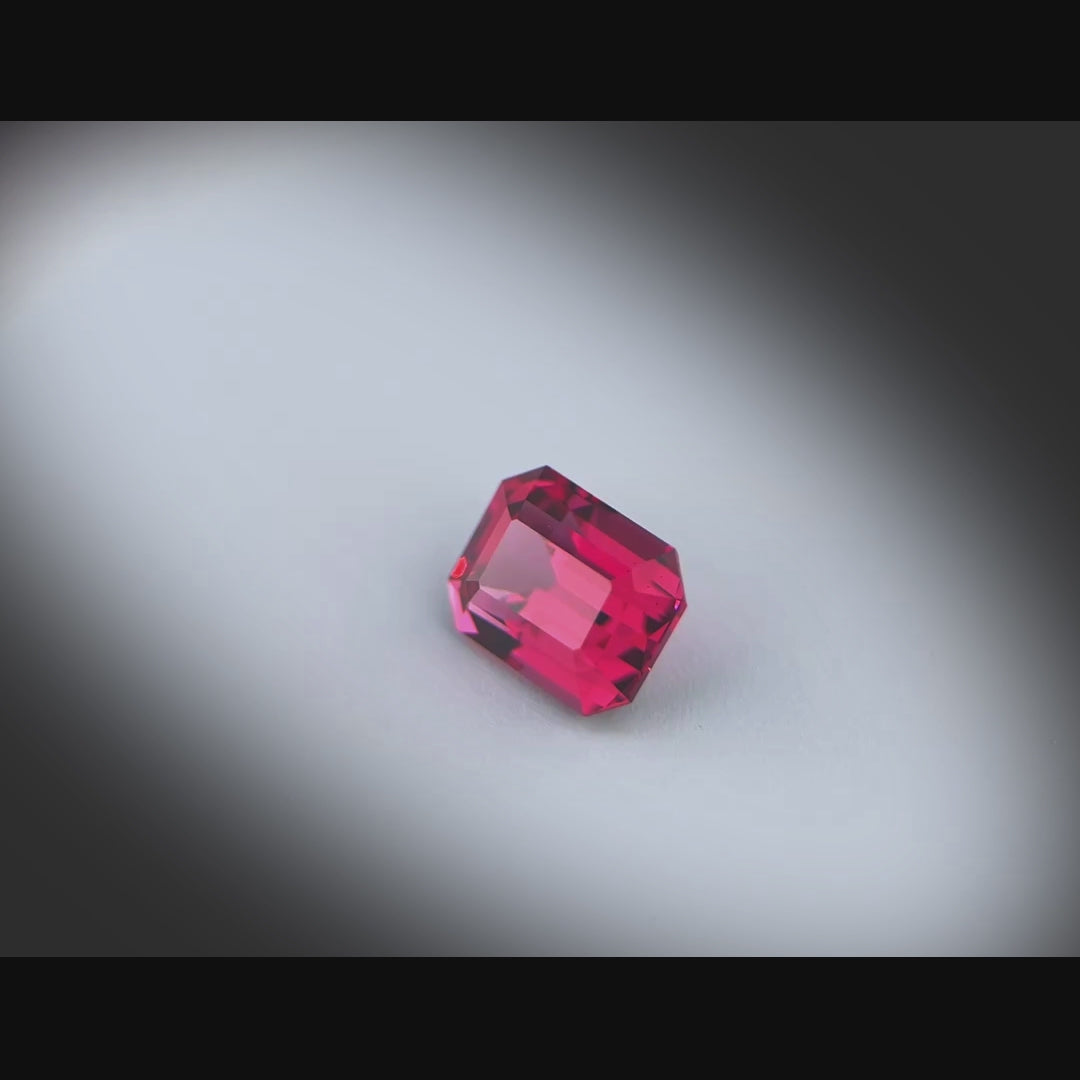 Vidéo d’un grenat rhodolite rectangle à pans coupés facetté 2,61ct, couleur rouge-violet soutenu, pureté sans inclusion à l’œil nu, origine Madagascar