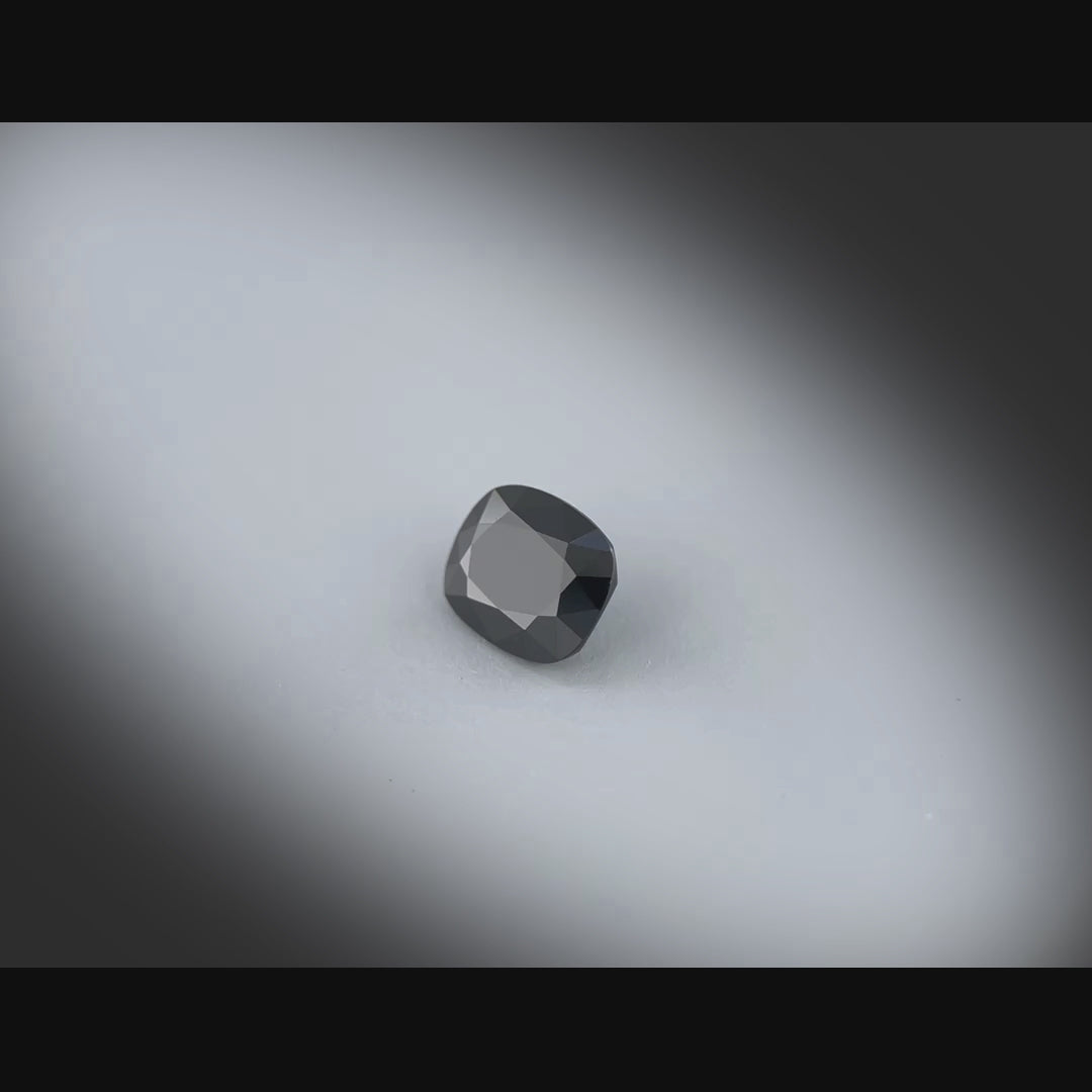 Vidéo d’un spinelle noir coussin rectangle facetté 1,04ct, aspect noir totalement opaque, Thaïlande