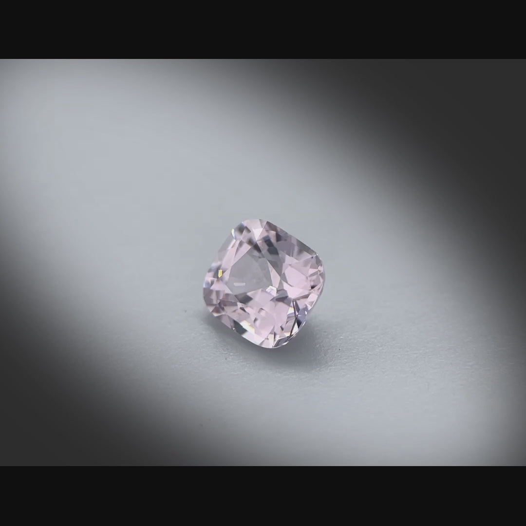 Vidéo d’un spinelle naturel coussin rectangle de 1.66 ct, de teinte gris-violet très légère, originaire du Myanmar, tournant à 360 degrés sur fond gris clair