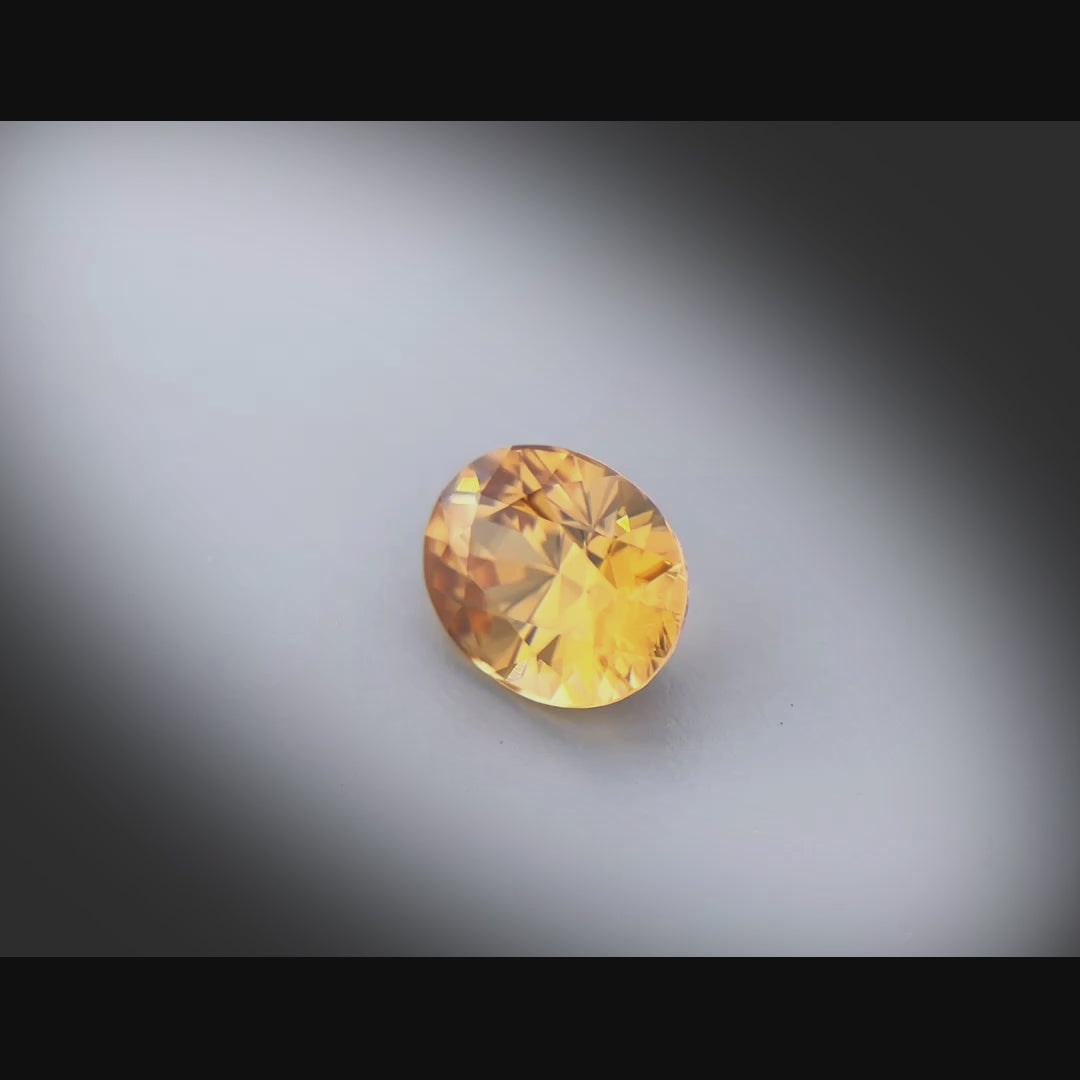 Vidéo d’un zircon ovale facetté 4,45ct, couleur jaune-orangé soutenu, pureté élevée, origine Tanzanie