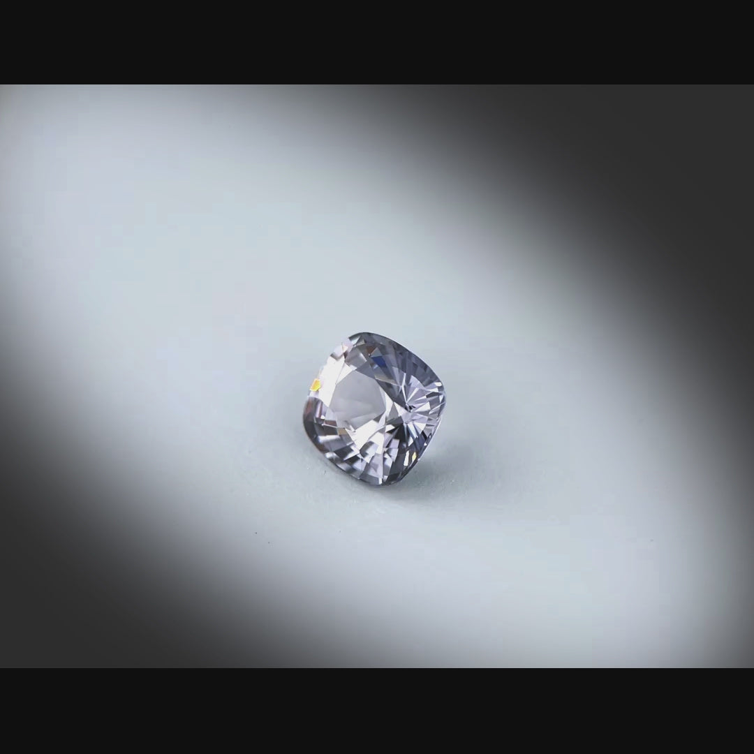 Vidéo d’un spinelle naturel gris coussin rectangulaire de 1.59 ct, facetté et sans inclusion visible, originaire du Myanmar, tournant à 360 degrés sur fond gris clair.