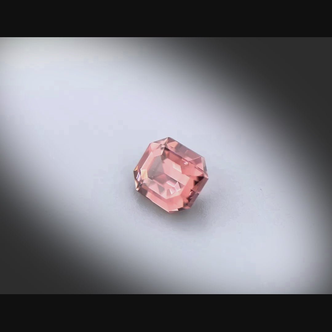 Vidéo d’un zircon rectangle à pans coupés facetté 1,97ct, teinte rose-brun soutenue, pureté élevée, origine Tanzanie