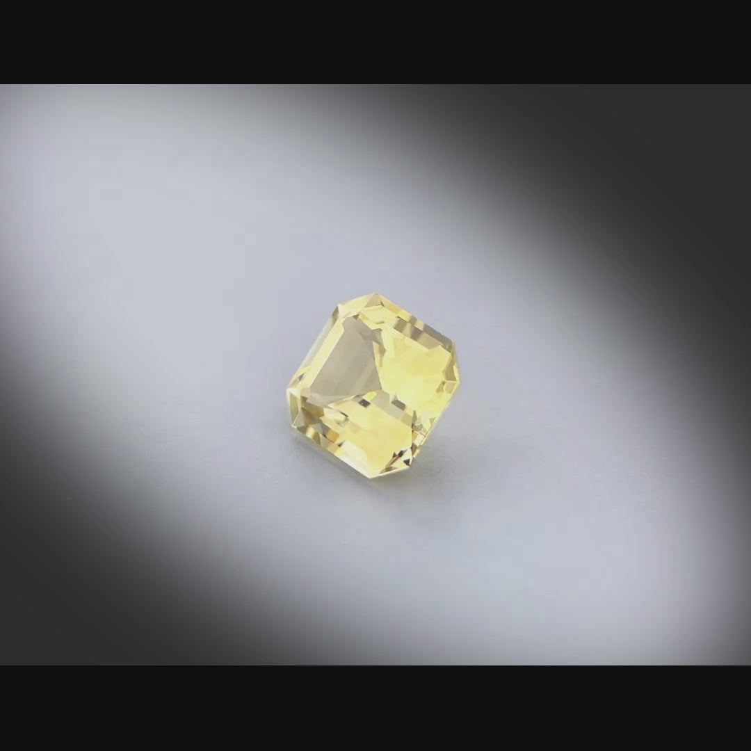 Vidéo d’une tourmaline jaune naturelle 2,22ct, taille rectangle à pans coupés, facettée, teinte jaune prononcé, République Démocratique du Congo