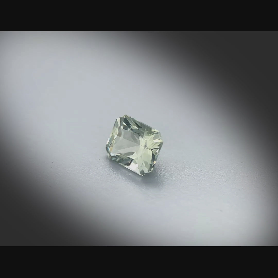 Vidéo d’un saphir vert-jaune naturel rectangulaire 1.37ct, Madagascar, facettage à pans coupés