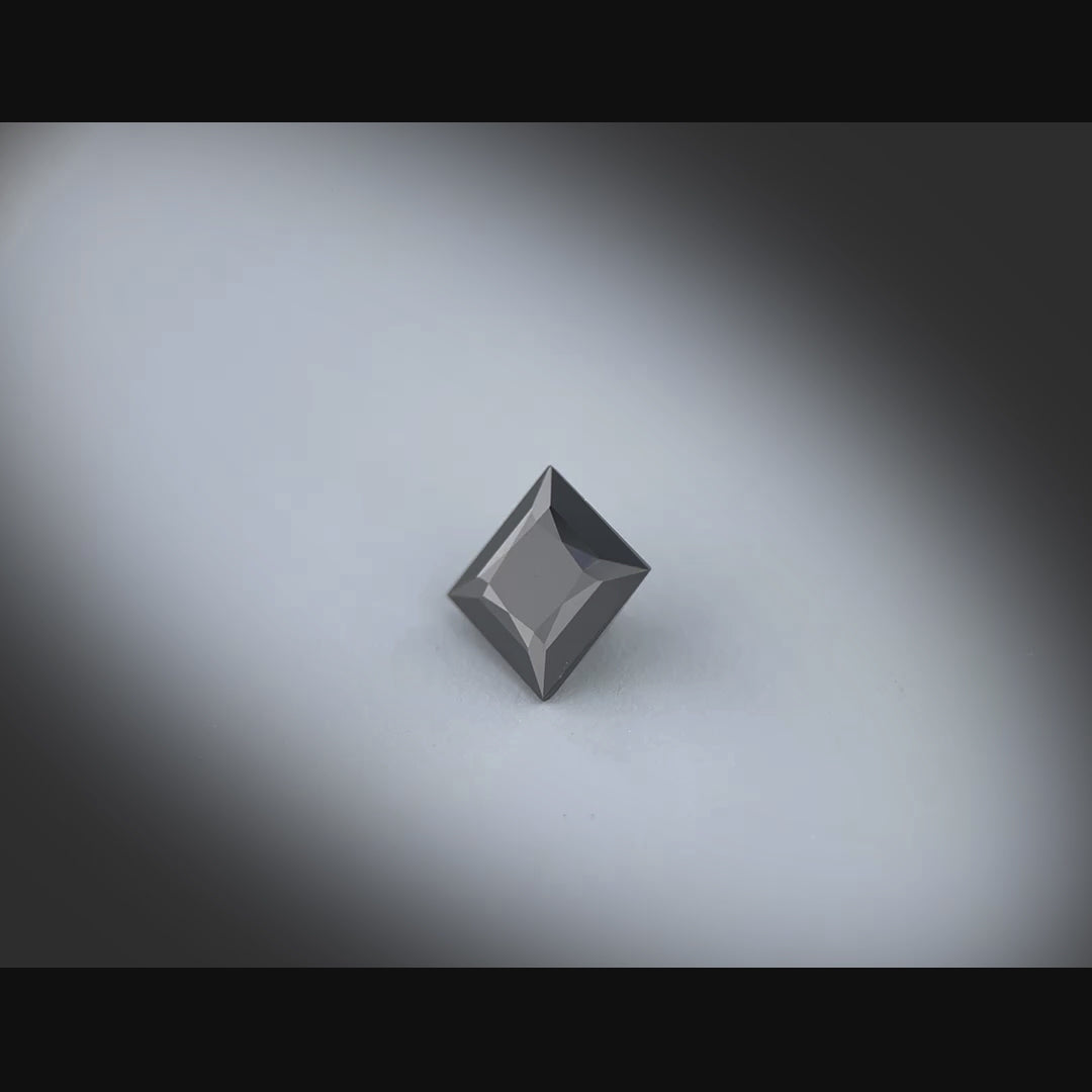 Vidéo montrant un spinelle noir carré facetté 1,24ct, noir totalement opaque, provenance Thaïlande