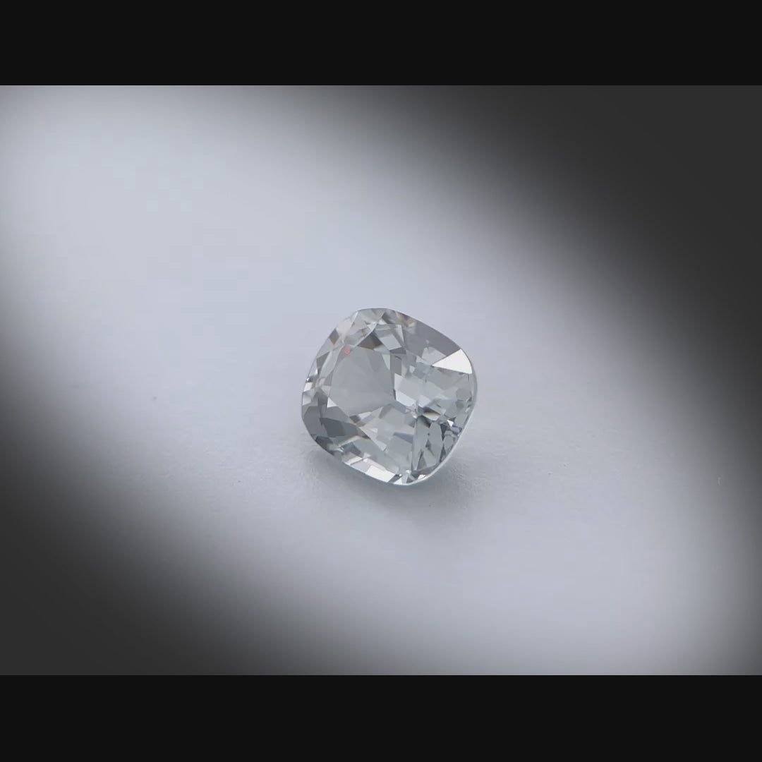 Vidéo d’un spinelle gris naturel coussin rectangle 1,54ct, facettage éclatant, Myanmar