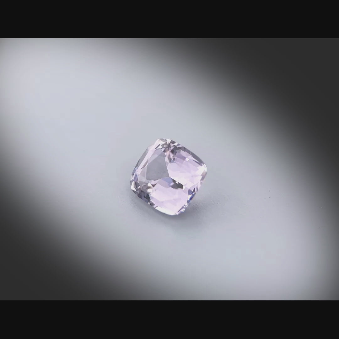 Vidéo d’un spinelle violet coussin rectangle facetté 1,84ct, teinte violet-gris très léger, légèrement inclus, origine Sri Lanka