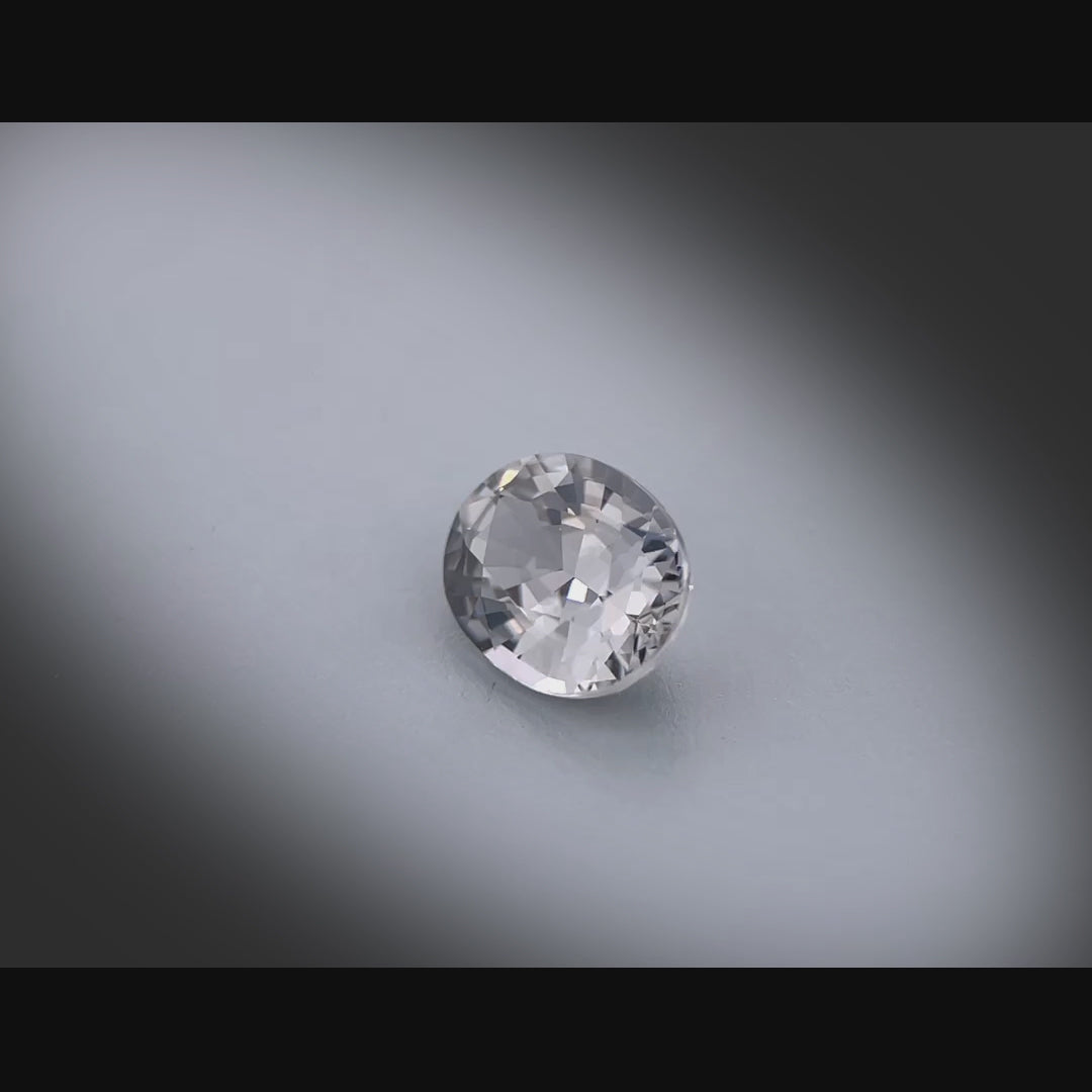 Vidéo d’un spinelle gris naturel ovale facetté de 1.08 ct, originaire du Myanmar, de couleur gris soutenu, tournant à 360 degrés sur fond gris clair