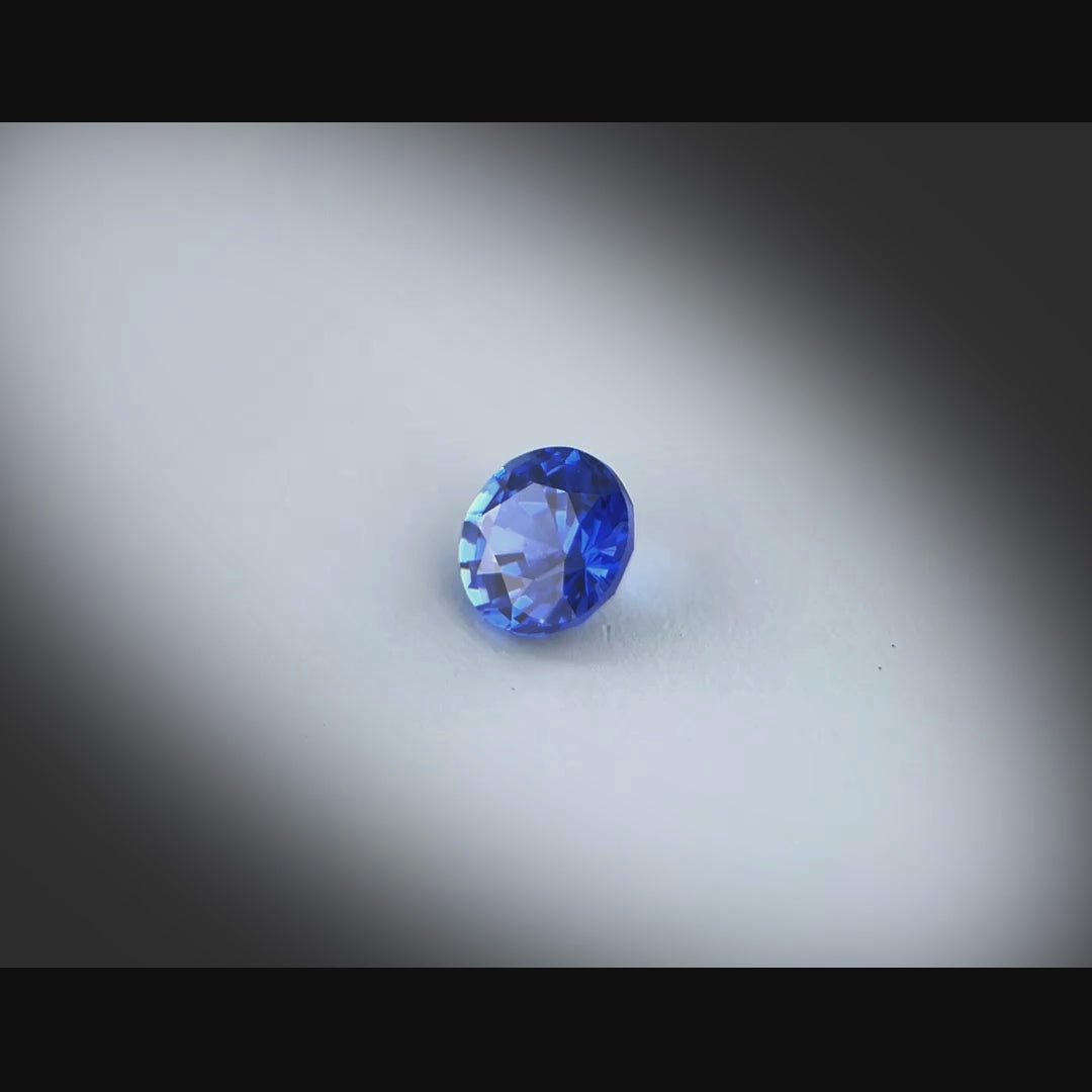 Vidéo d’un saphir bleu rond facetté 0,66ct, couleur bleu intense, traité par chauffage, origine Sri Lanka