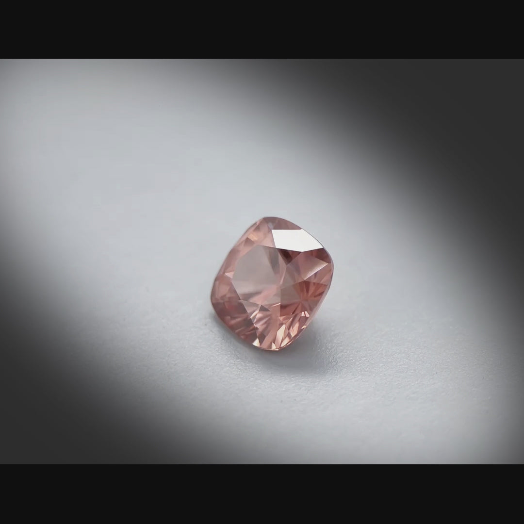 Vidéo d’un zircon coussin carré facetté 3,99ct, couleur brun-orangé soutenue, pureté élevée, provenance Tanzanie