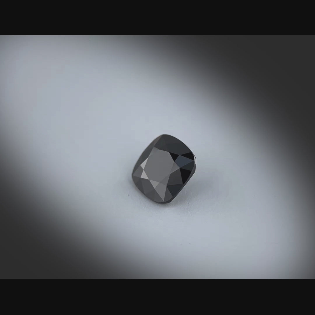 Vidéo d’un spinelle noir coussin carré facetté 1,56ct, aspect noir totalement opaque, Thaïlande