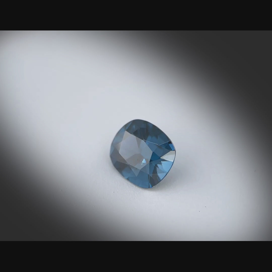 Vidéo d’un spinelle bleu coussin rectangle facetté 1,38ct, teinte cyan-bleuté sombre, pureté parfaite, origine Sri Lanka
