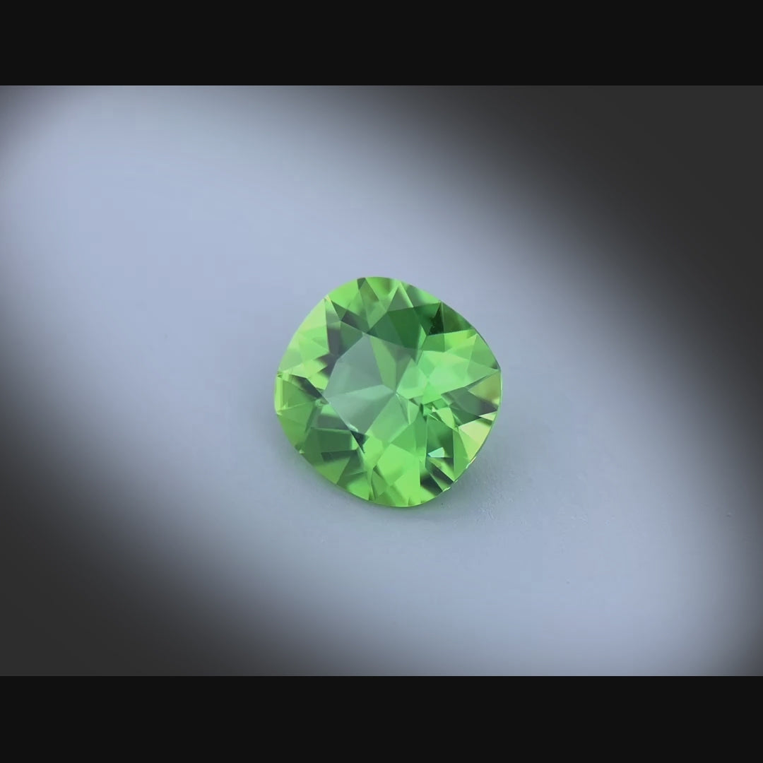 Vidéo d’une tourmaline verte naturelle 2,39ct, coussin rectangle, facettage éclatant, nuances vert soutenu, Tanzanie