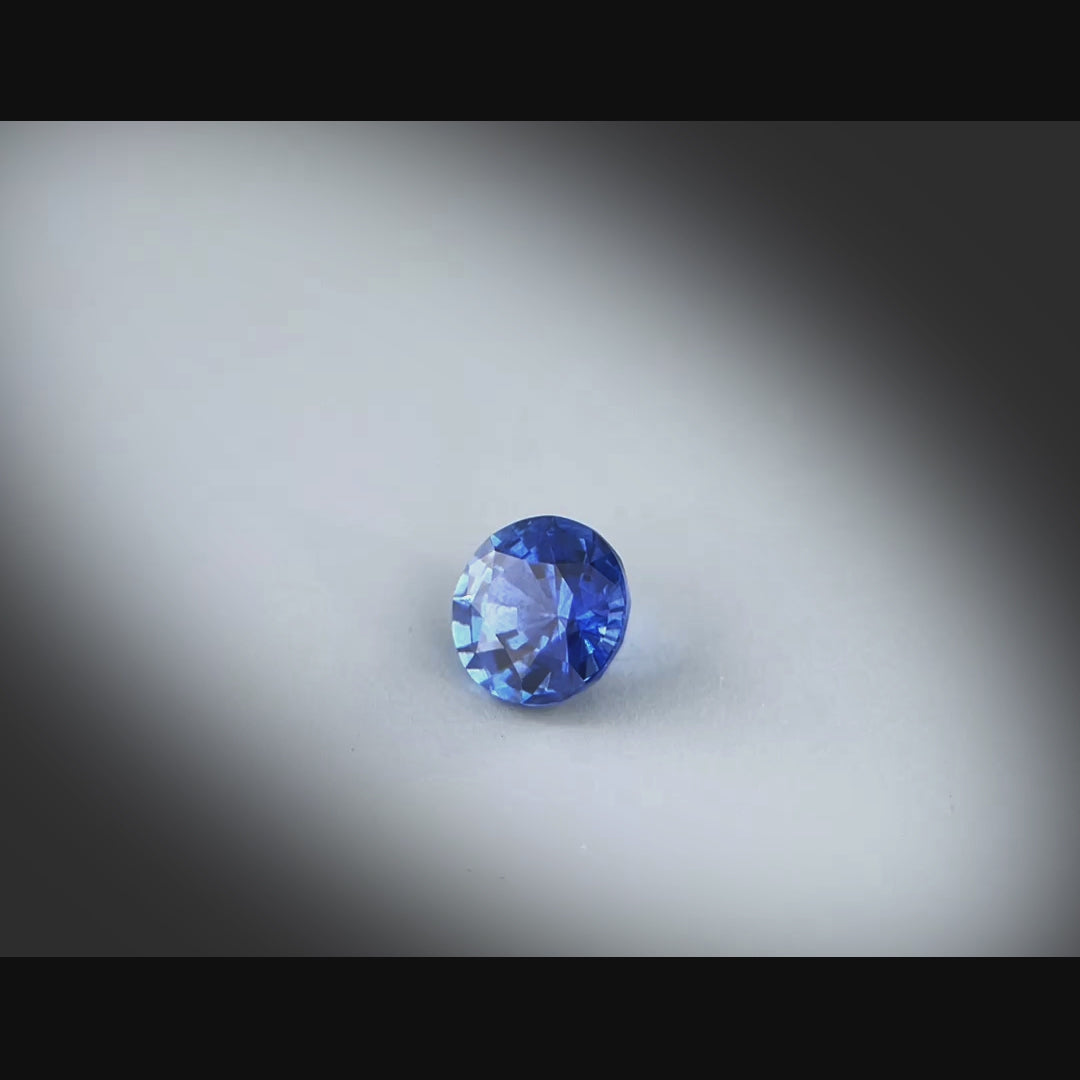 Vidéo d’un saphir bleu rond facetté 0,62ct, teinte bleu intense, traité par chauffage, origine Sri Lanka