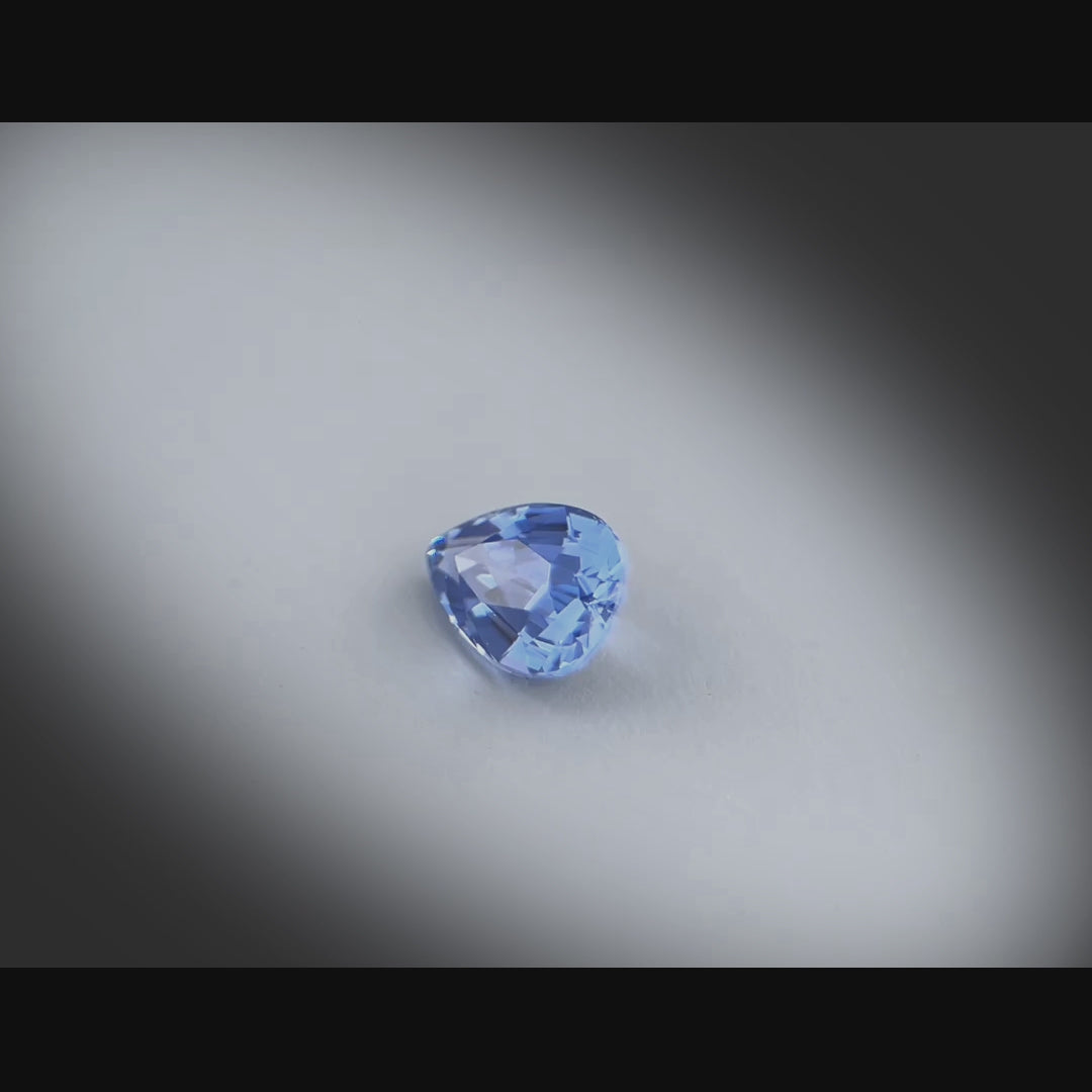 Vidéo d’un saphir bleu poire facetté 1,15ct, teinte bleu soutenu, non traité, origine Sri Lanka