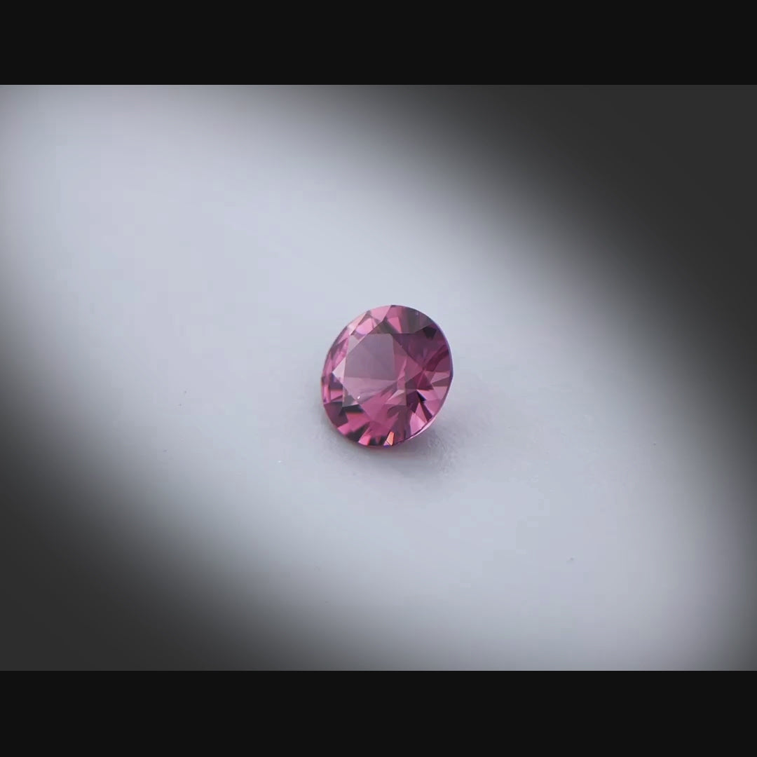 Vidéo d’un spinelle violet rond facetté 1,02ct, couleur violet profond, non traité, provenance Sri Lanka