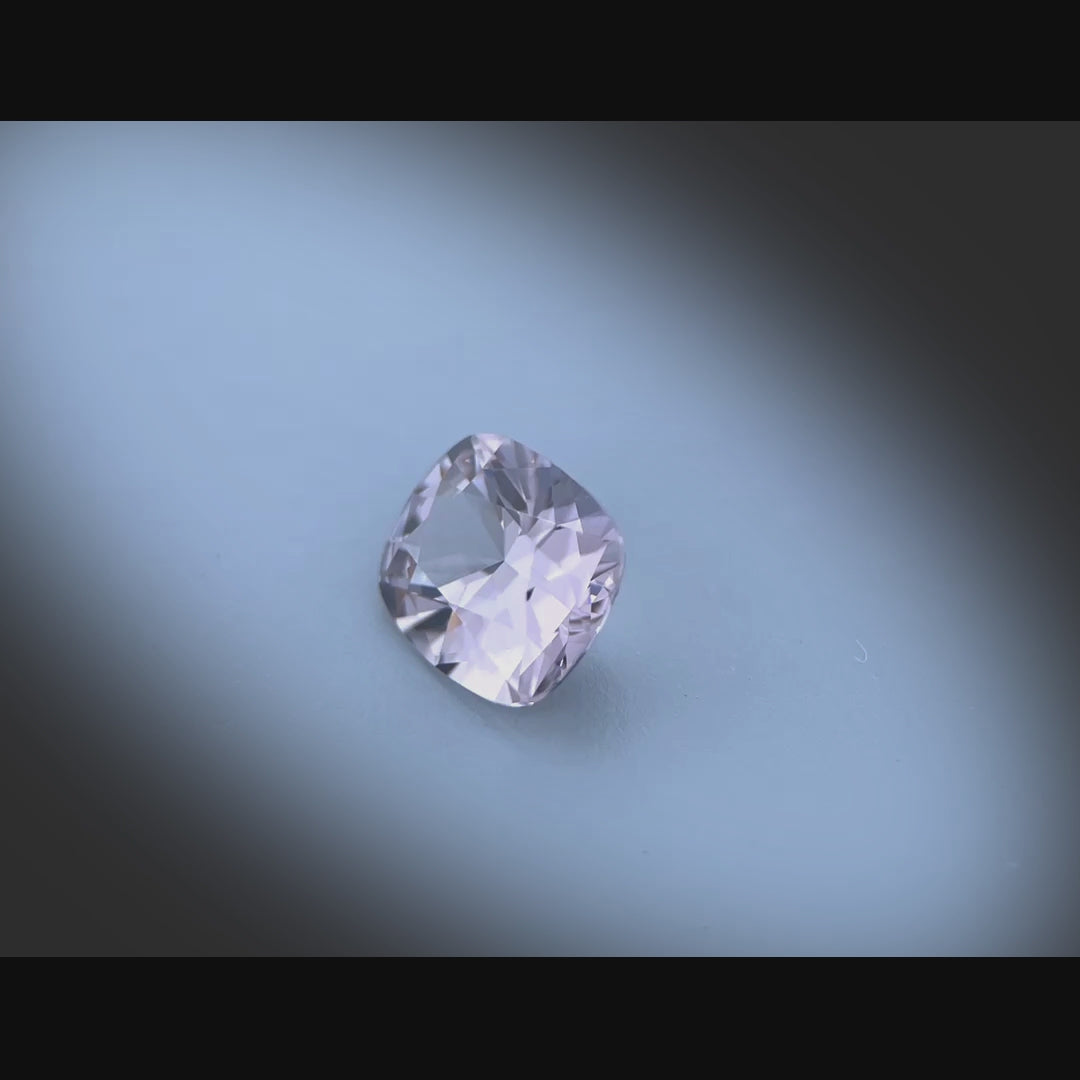 Vidéo d’un spinelle naturel gris-violet coussin rectangulaire de 1.76 ct, facetté et sans inclusion visible, originaire du Myanmar, tournant à 360 degrés sur fond gris clair