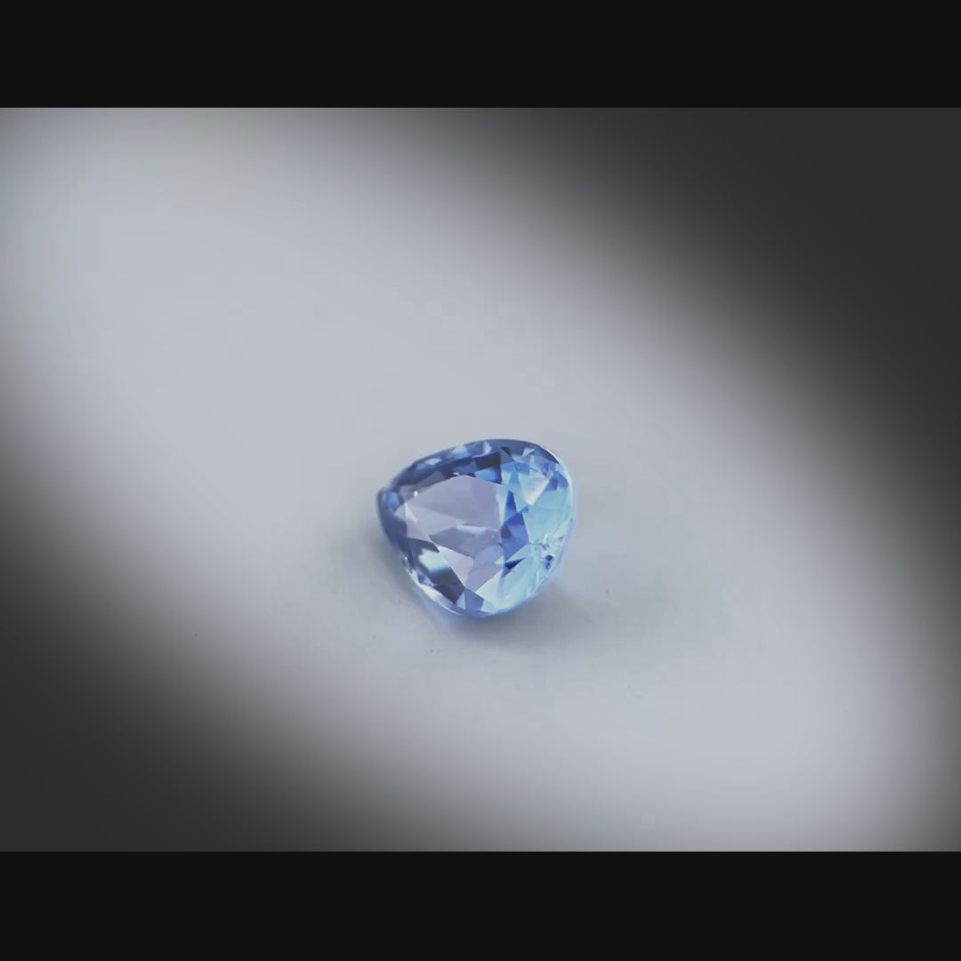 Vidéo présentant un saphir bleu poire facetté 2,22ct, couleur bleue profonde, traitement chauffé, origine Sri Lanka