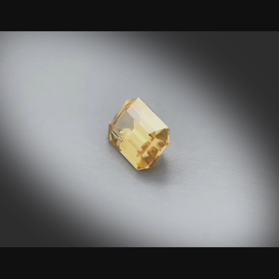 Vidéo d’un zircon jaune rectangle à pans coupés facetté 3,40ct, teinte jaune prononcée, pureté parfaite à la loupe, origine Tanzanie