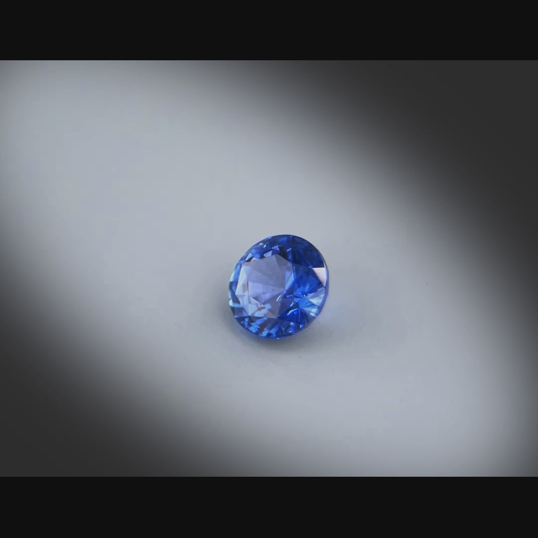 Vidéo montrant un saphir bleu rond facetté 1,18ct, nuances bleu intense, Sri Lanka, traitement chauffé