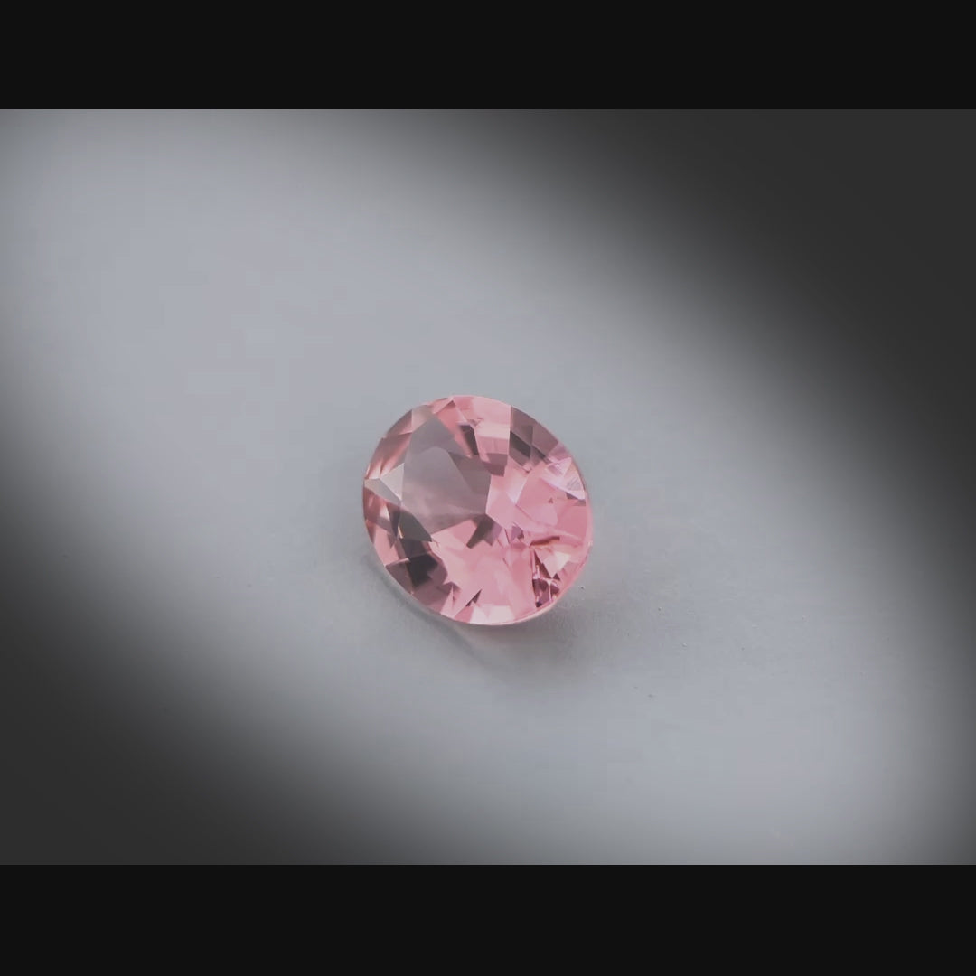 Vidéo d’une tourmaline rose ovale facettée 2,04ct, couleur rose-brun prononcé, non traitée, origine Congo