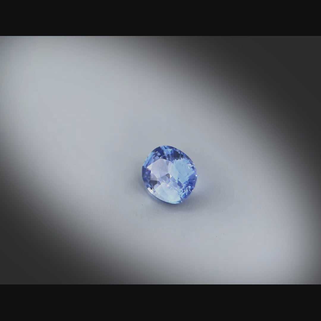 Vidéo d’un saphir bleu ovale facetté 1,40ct, couleur prononcée, traitement chauffé, origine Sri Lanka