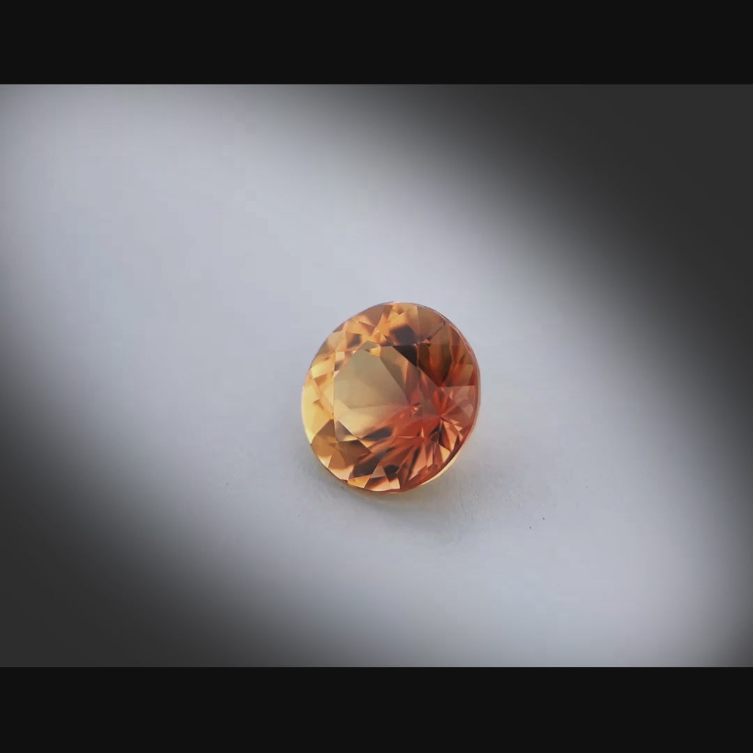 Vidéo d’une tourmaline ronde facettée 3,16ct, couleur orange-jaune soutenu, pureté élevée, Madagascar