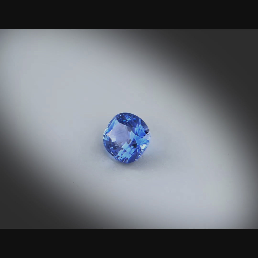 Vidéo d’un saphir bleu coussin rectangle facetté 1,30ct, nuances bleu intense, origine Sri Lanka, traitement chauffé