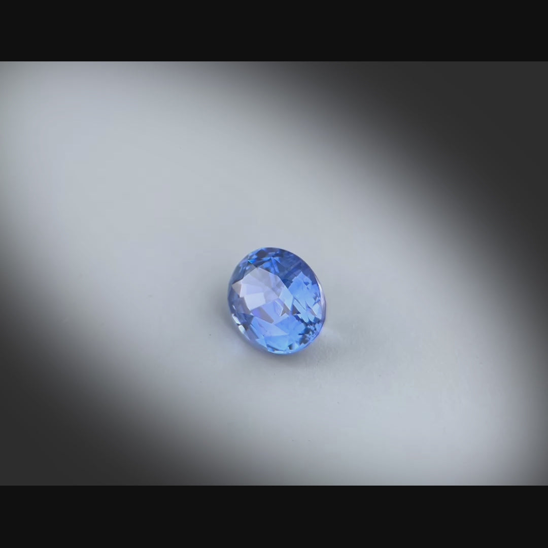 Vidéo d’un saphir bleu naturel ovale 1.29ct, Sri Lanka, couleur bleu soutenu, facettage soigné