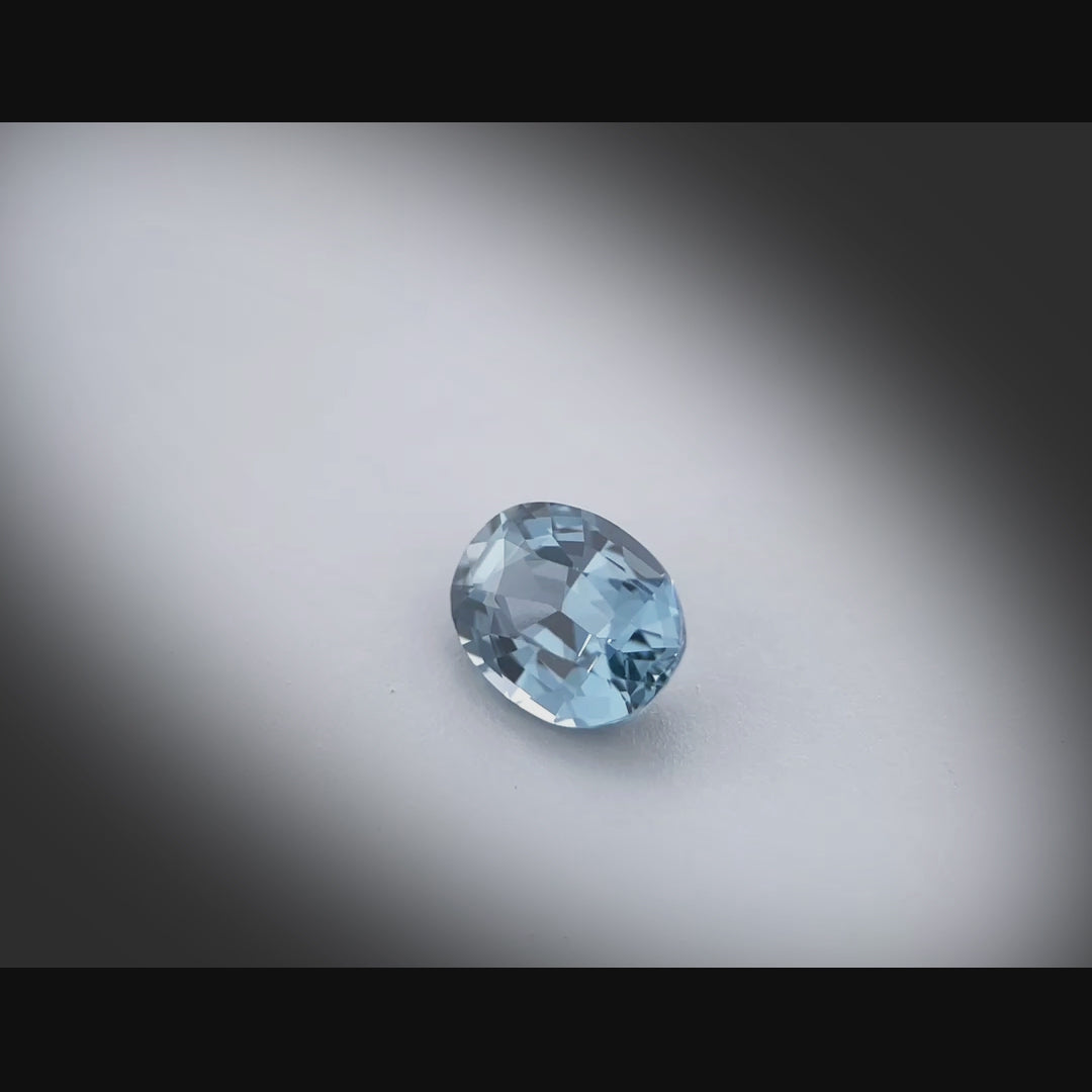 Vidéo d’un spinelle naturel bleu cyan ovale de 1.12 ct, facetté et sans inclusion visible, originaire de Tanzanie, tournant à 360 degrés sur fond gris clair