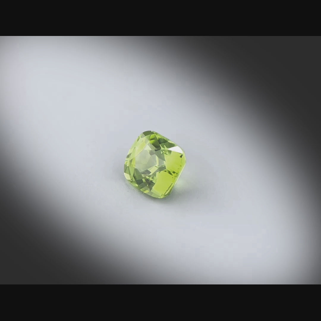 Vidéo d’un péridot coussin rectangle 1.49ct, facetté, provenant du Myanmar, avec une couleur vert-jaune prononcé