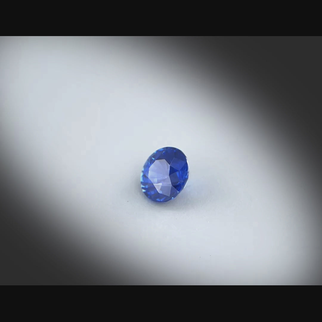 Vidéo d’un saphir bleu rond facetté 0,67ct, couleur bleu intense, traité par chauffage, origine Sri Lanka
