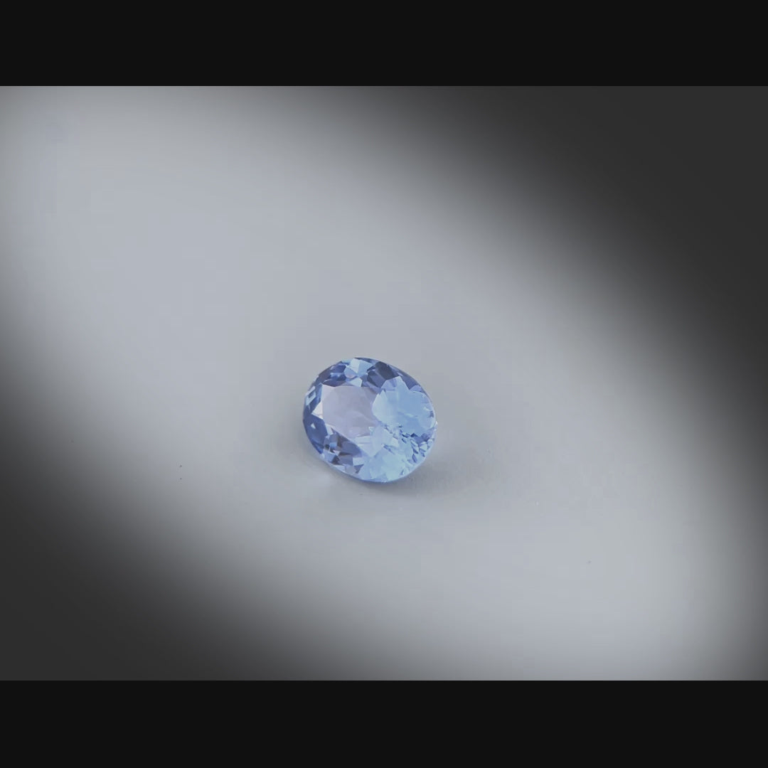 Vidéo d’un saphir bleu ovale facetté 1,21ct, couleur bleu prononcé, non traité, origine Sri Lanka