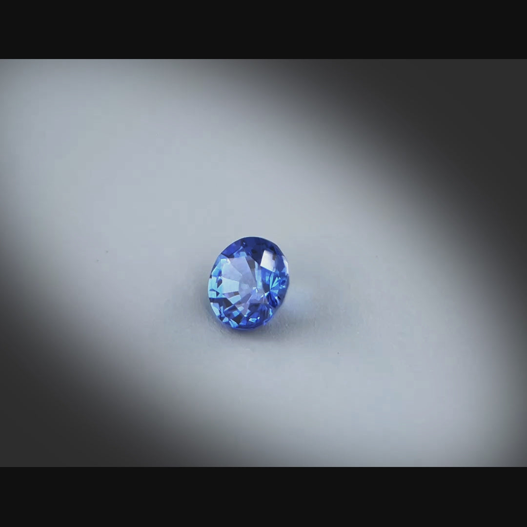 Vidéo d’un saphir bleu rond facetté 0,62ct, couleur bleu intense, traité par chauffage, provenance Sri Lanka