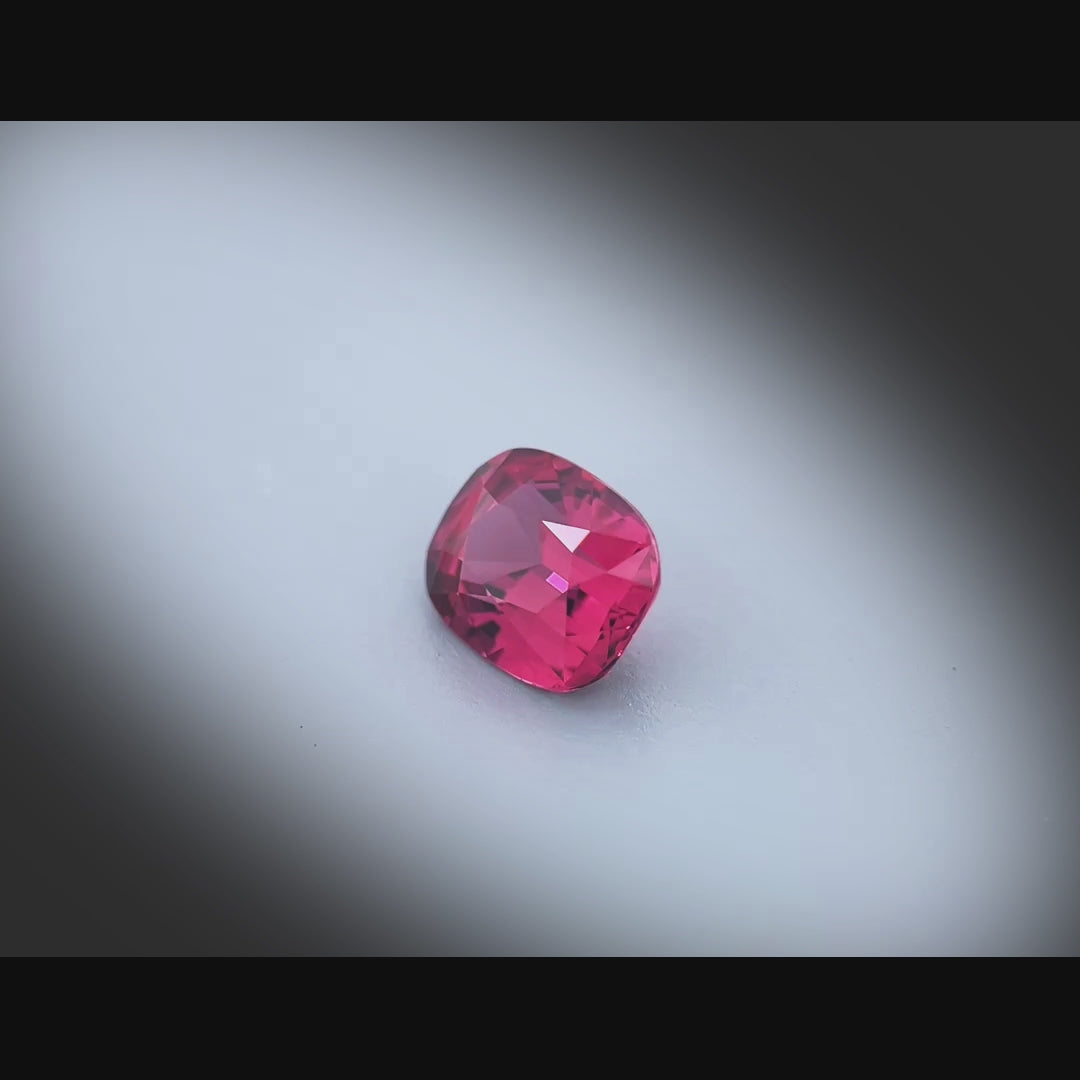 Vidéo d’un grenat rhodolite coussin rectangle facetté 1,90ct, teinte rouge-rosé soutenue, pureté sans inclusion visible, origine Tanzanie