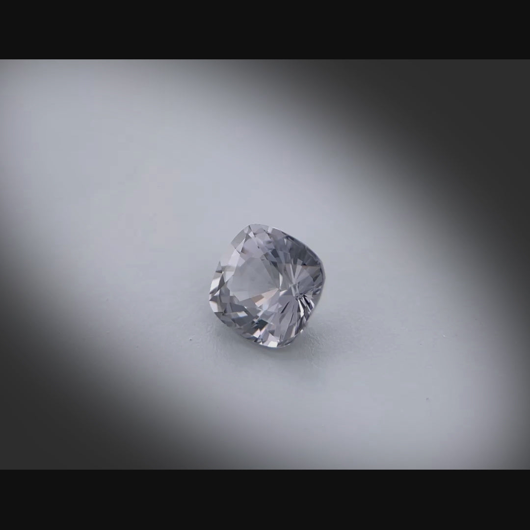 Vidéo d’un spinelle naturel coussin carré de 1.22 ct, de couleur gris prononcé, originaire du Myanmar, tournant à 360 degrés sur fond gris clair