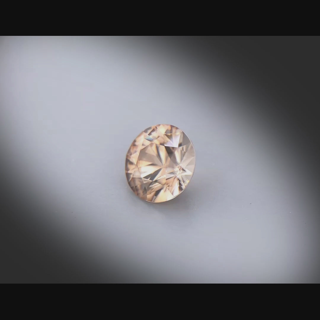 Vidéo d’un zircon rond facetté 3,76ct, teinte brun-jaune prononcée, clarté élevée, Tanzanie
