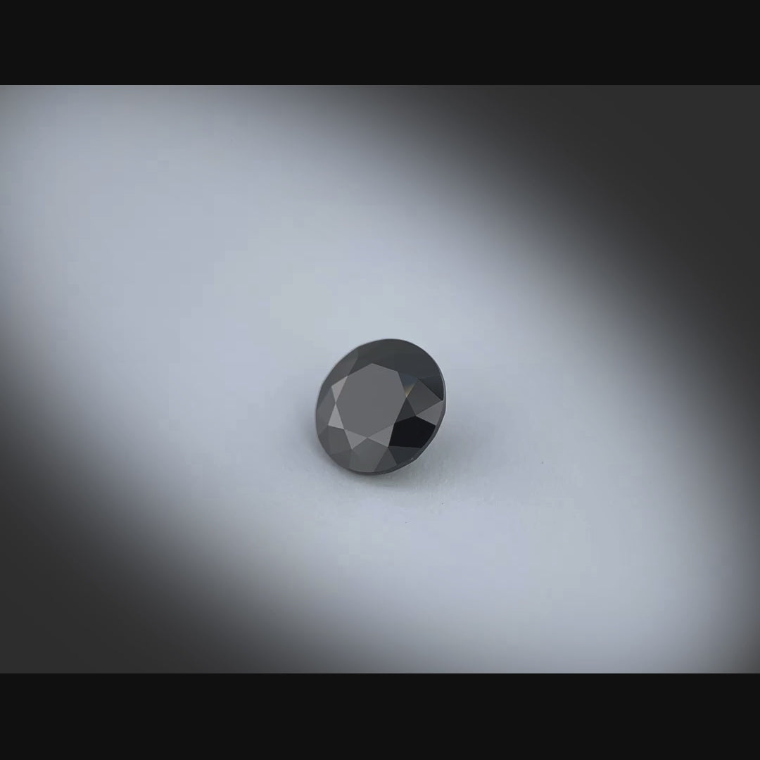 Vidéo d’un spinelle noir rond facetté 1,36ct, aspect noir totalement opaque, Thaïlande