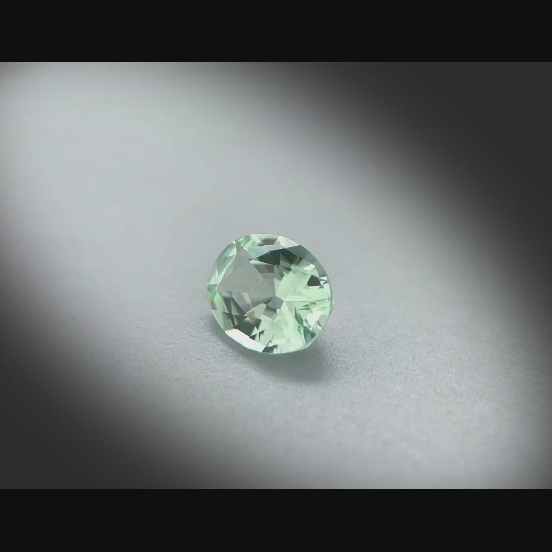 Vidéo d’une tourmaline verte naturelle 1,97ct, taille ovale facettée, teinte vert très léger, République Démocratique du Congo