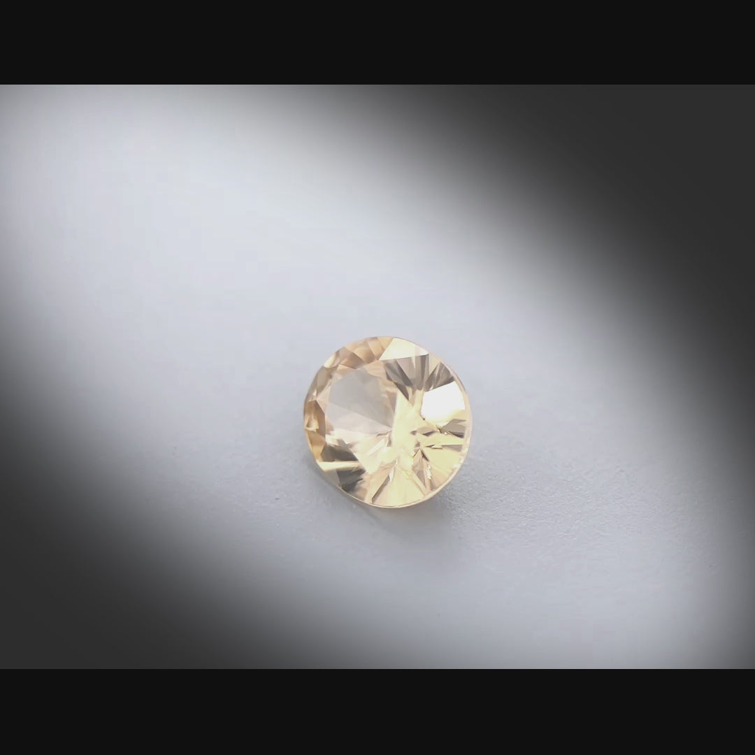 Vidéo d’un zircon ovale facetté 2,49ct, couleur jaune-orangé légère, pureté élevée, origine Sri Lanka