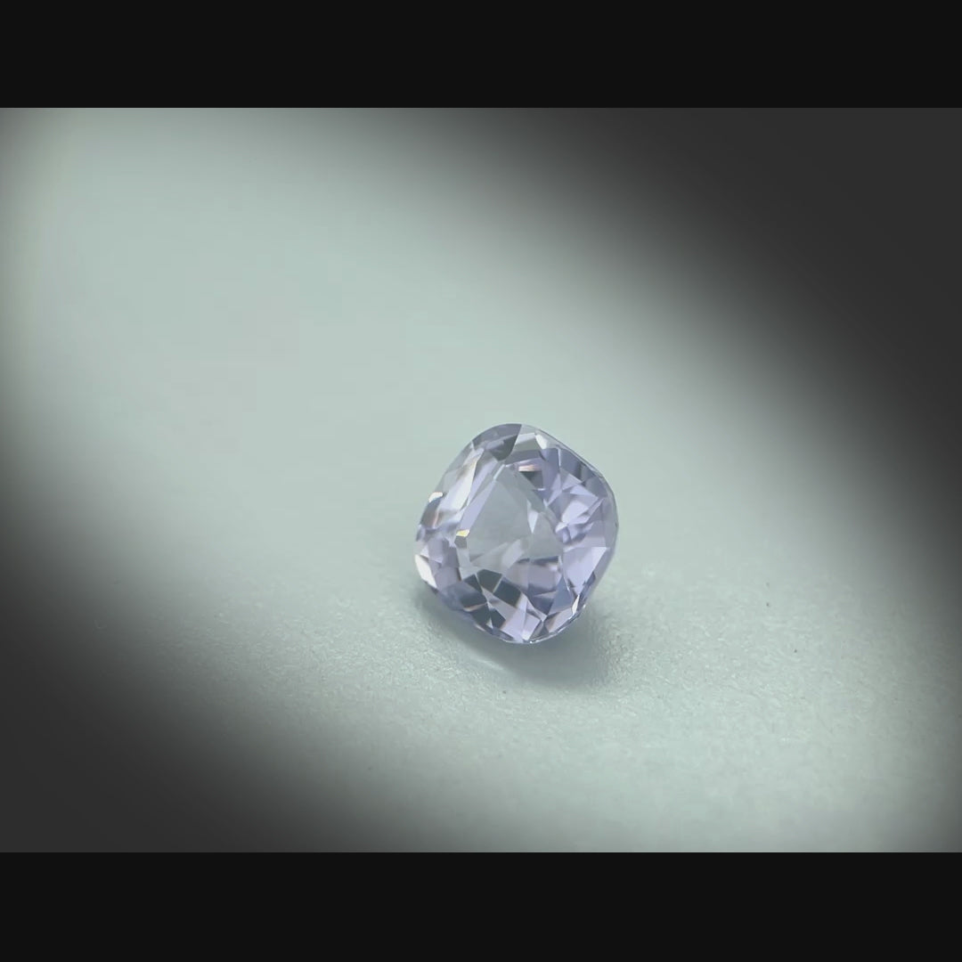 Vidéo d’un spinelle naturel coussin carré de 1.56 ct, de teinte gris-violet très légère, originaire de Tanzanie, tournant à 360 degrés sur fond gris clair